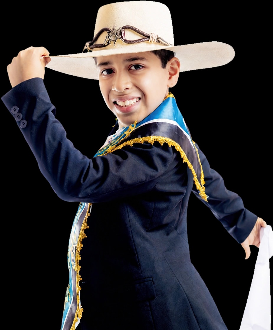 Campeón infantil de marinera con sombrero de paja y banda